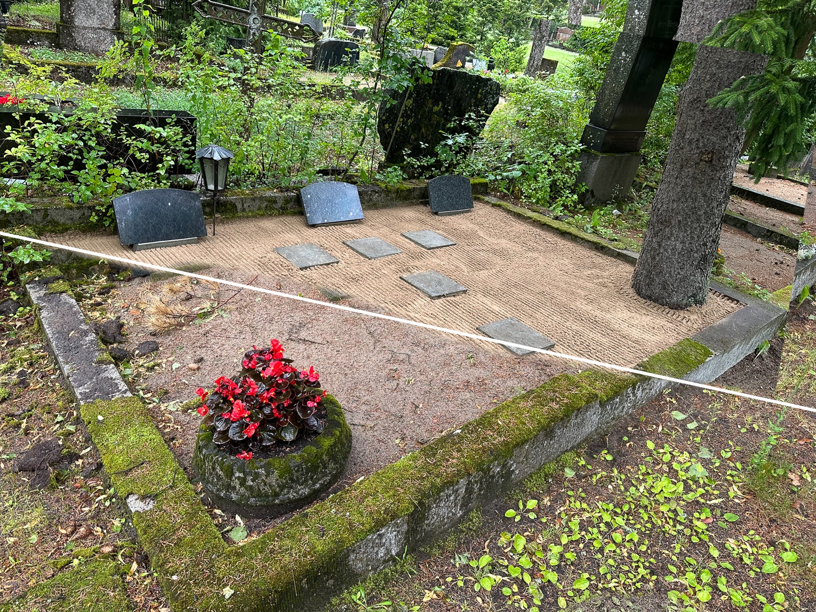 Hauaplatsi liiva lisamine – kerge hooldus ja värske liivakiht