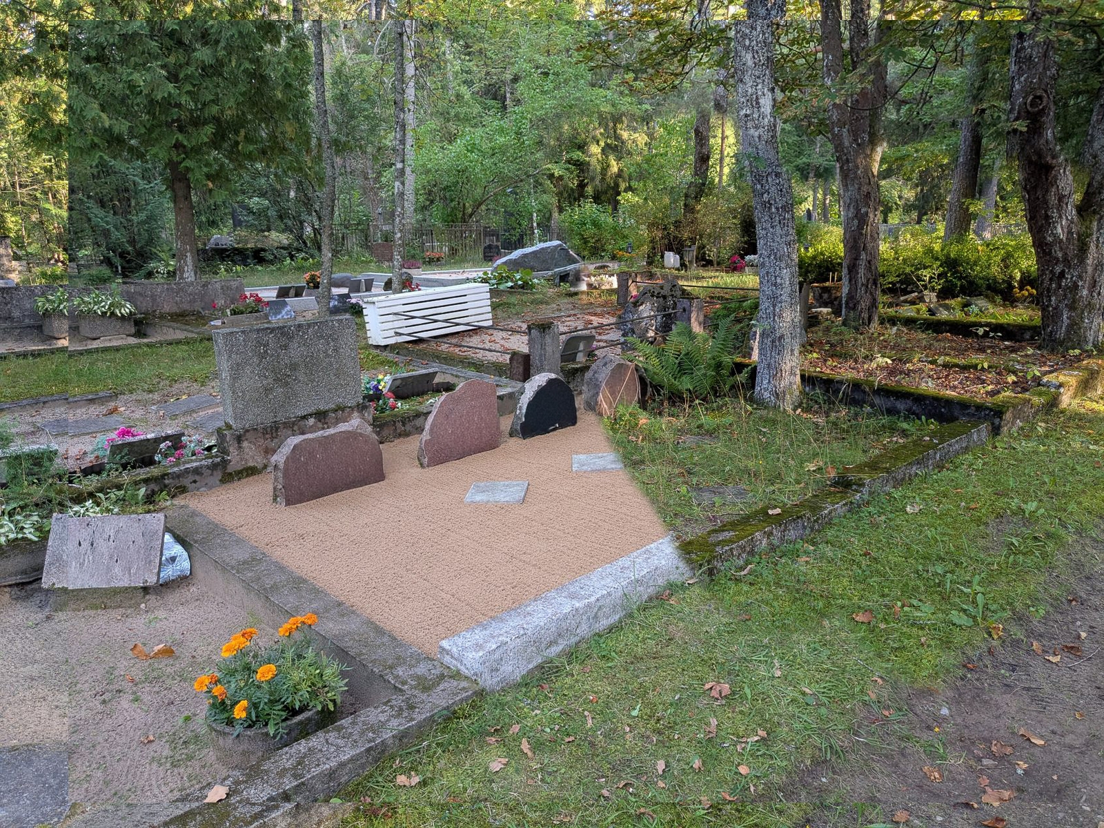 Hauaplatsi liiva vahetus – vana liiva eemaldamine ja uue lisamine